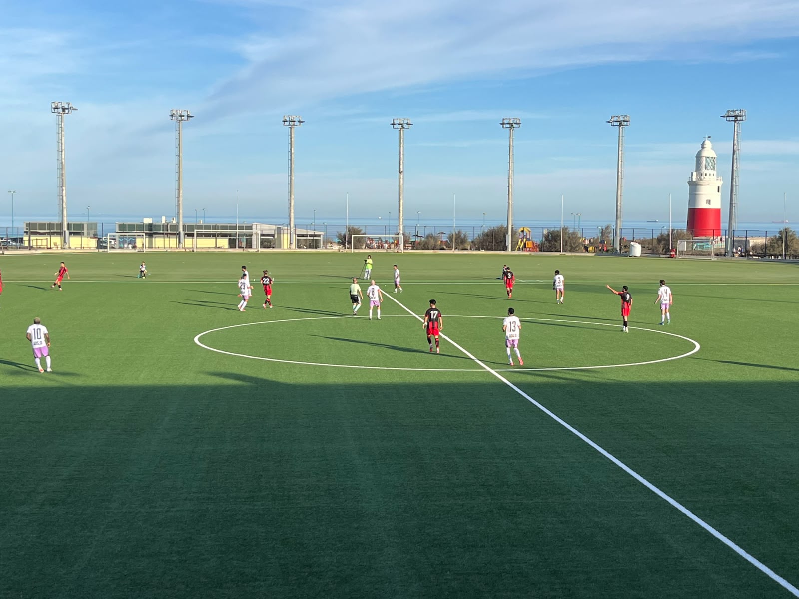 Mons Calpe y Hound Dogs en Europa Point Stadium.